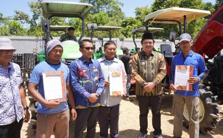 Serahkan Puluhan Bantuan Alsintan, Azis Ingatkan Jangan Di Perjualbelikan