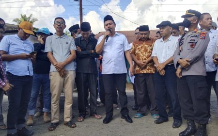 Gelar Aksi Blokade Jalan Poros Ladongi – Lambandia, Azis : Tuntutan Masyarakat Akan Sepenuhnya Saya Perjuangkan