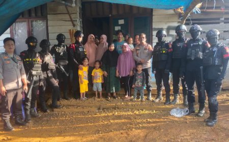 Amankan Pilkades Di Routa, Satbrimob Polda Sultra Sempatkan Menyambangi Rumah Penderita Gizi Buruk Di Parudongka