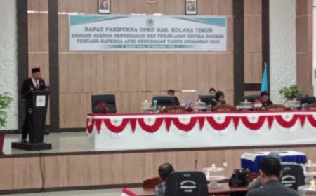 Abdul Azis Hadiri Rapat Paripurna Sekaligus Menyerahkan Dokumen Ranperda APBD Perubahan Kepada Ketua DPRD Kolaka Timur