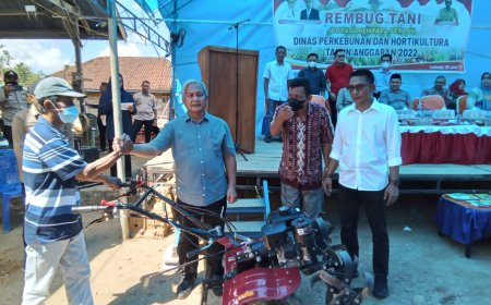 Sapa Petani Di Ladongi, Pj Bupati Kolaka Timur Salurkan Sejumlah Bantuan