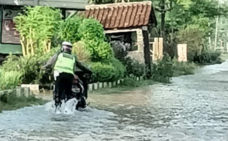 Banjir Genangi Ruas Jalan Di Wilayah Kecamatan Mranggen Polisi Bantu Dorong Motor Warga