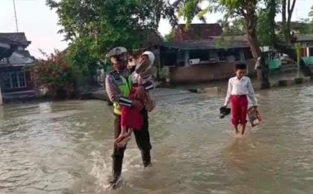 Terdampak Banjir, Kanit Lantas Polsek Mrangen  Bantu Anak-Anak Berangkat Sekolah