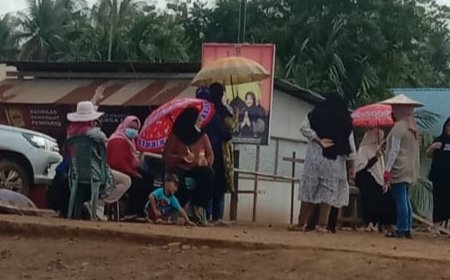 Diduga Management PT. VDNI dan PT. OSS Ingkar Janji, Emak-Emak Di Desa Tani Indah Gelar Aksi Blokade Jalan Houling