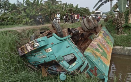 Diduga Mengantuk, Mobil Dumptruc Terperosot Kedalam Saluran Air Di Ladongi