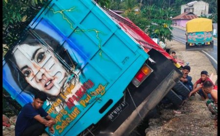 Truk Muat Beras 15 Ton Masuk Got di Konawe, Diduga Sopir Mengantuk