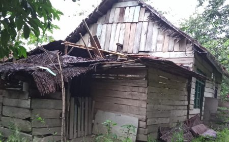 Miris! Sepasang Kakek Nenek Bersama Cucunya Tinggal Dirumah Yang Hampir Ambruk