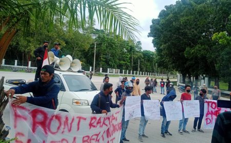 Gelar Aksi Demonstrasi Di Depan Mapolda,FRSBW Mendesak Kapolda Sultra Segera Tarik Aparatnya Di Lokasi Tambang PT GKP Di Wawonii Tenggara