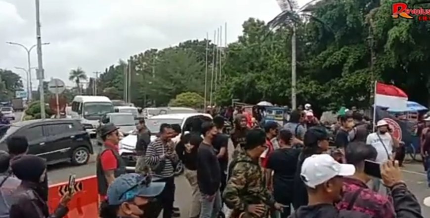 RATUSAN WARGA GELAR UNJUKRASA DI DEPAN GEDUNG PEMKAB KARAWANG