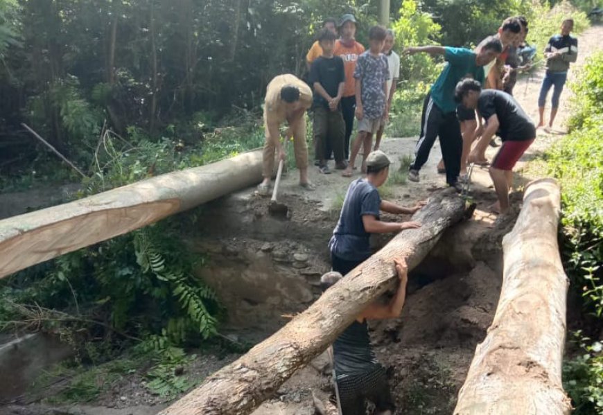 Akses Jalan Terputus, Pemdes Wesinggote Kolaka Timur Bersama Warga Gotongroyong Bangun Jembatan Kayu