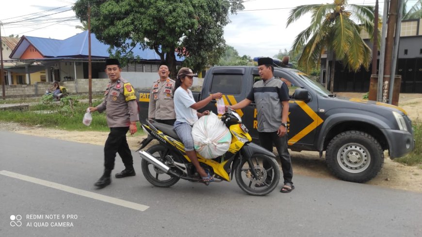 Bulan Yang Penuh Berkah, Polsek Rate-Rate Bagikan Takjil Kepada Para Pengguna Jalan