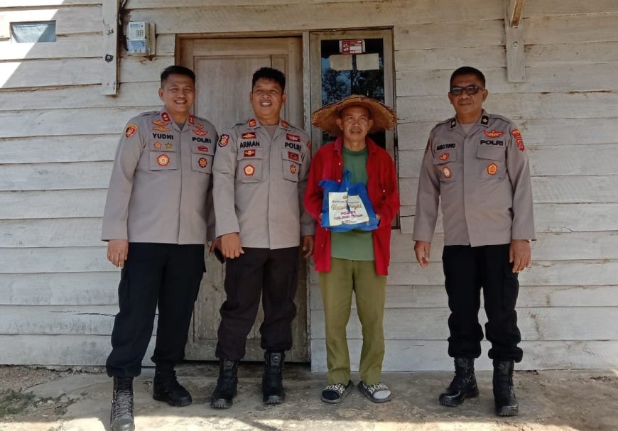 Peduli Masyarakat Kurang Mampu, Polres Kolaka Timur Salurkan Sembako Di Tirawuta