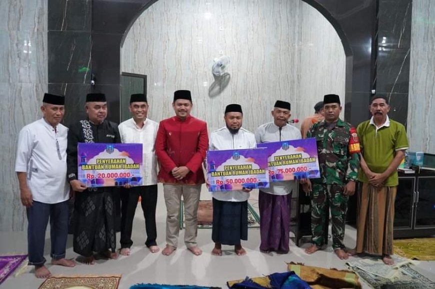 Awali Safari Ramadan di Tirawuta, Plt Bupati Kolaka Timur Serahkan Bantuan Pembangunan Masjid