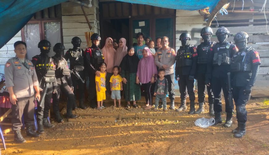 Amankan Pilkades Di Routa, Satbrimob Polda Sultra Sempatkan Menyambangi Rumah Penderita Gizi Buruk Di Parudongka