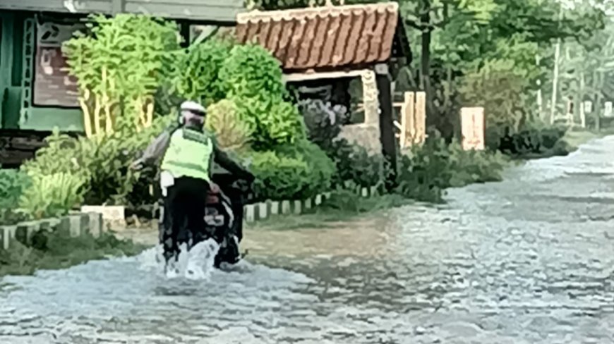 Banjir Genangi Ruas Jalan Di Wilayah Kecamatan Mranggen Polisi Bantu Dorong Motor Warga