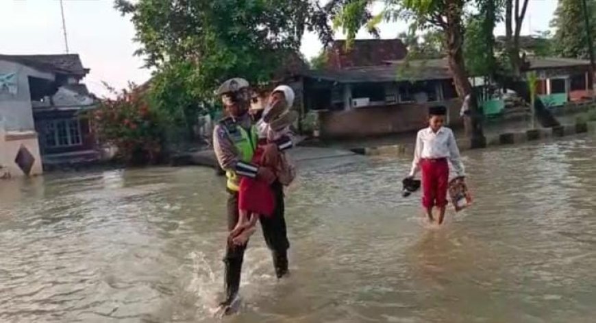 Terdampak Banjir, Kanit Lantas Polsek Mrangen  Bantu Anak-Anak Berangkat Sekolah