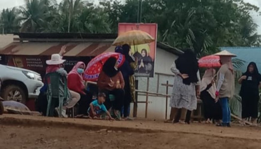 Diduga Management PT. VDNI dan PT. OSS Ingkar Janji, Emak-Emak Di Desa Tani Indah Gelar Aksi Blokade Jalan Houling