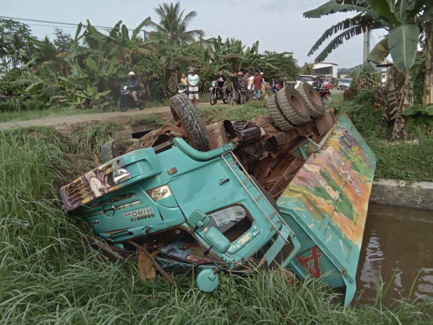 Diduga Mengantuk, Mobil Dumptruc Terperosot Kedalam Saluran Air Di Ladongi