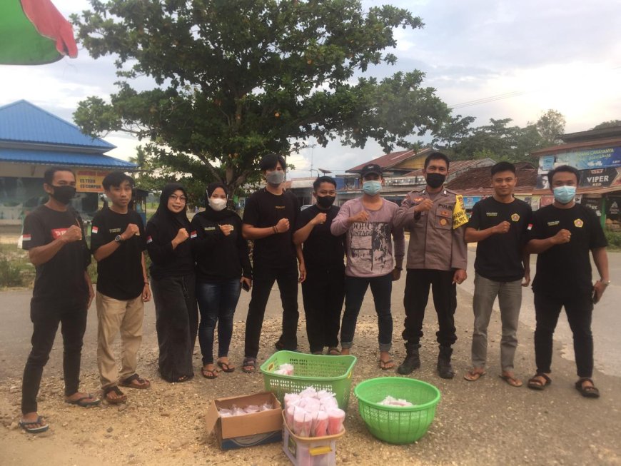 Menjelang Hari Raya Idul Fitri 1443 H, Karang Taruna Kecamatan Meluhu Bagikan Takjil Kepada Masyarakat