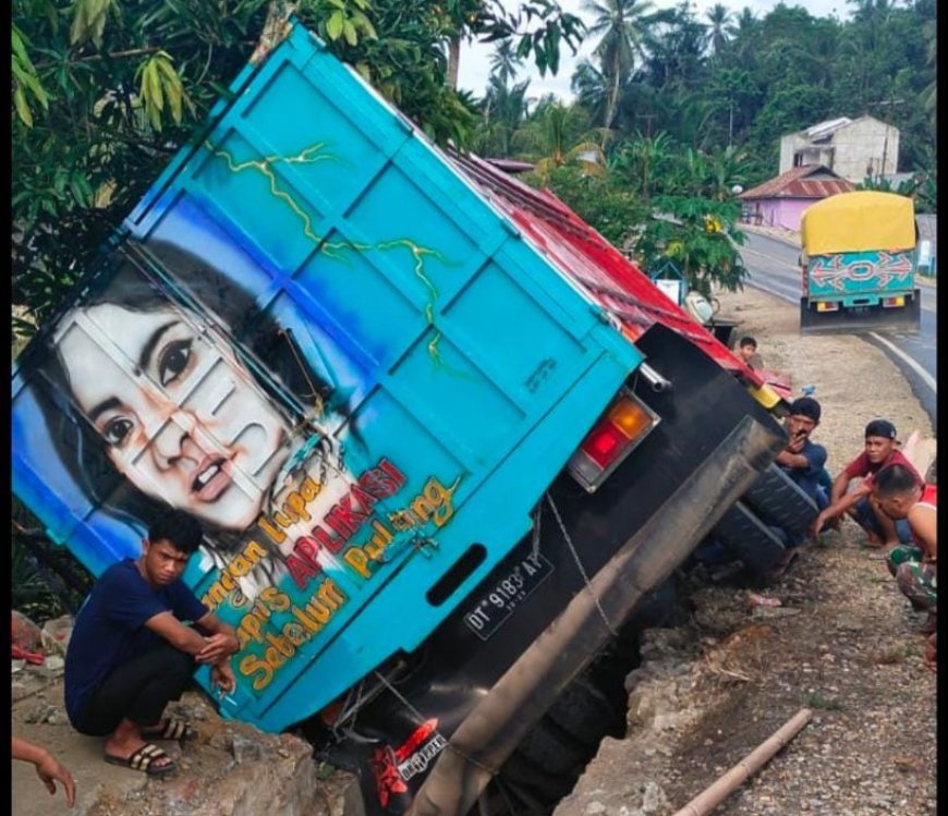 Truk Muat Beras 15 Ton Masuk Got di Konawe, Diduga Sopir Mengantuk