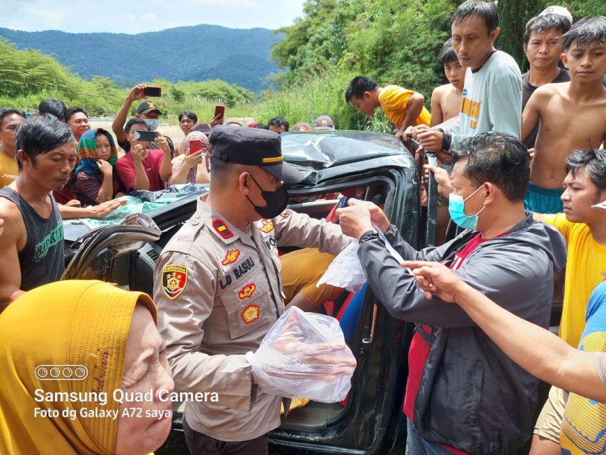 Warga Konawe Tewas Saat Mobil Yang Dikendarai Terperosok Kedalam Jurang Di Tondowatu, Polsek Uluiwoi Besama Masyarakat Berhasil Evakuasi