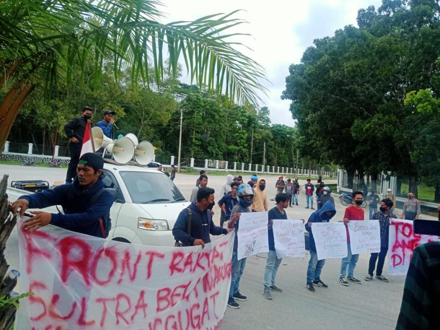 Gelar Aksi Demonstrasi Di Depan Mapolda,FRSBW Mendesak Kapolda Sultra Segera Tarik Aparatnya Di Lokasi Tambang PT GKP Di Wawonii Tenggara