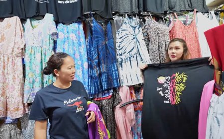 Rey Utami Jajan Batik di Pasar Tradisional Bali