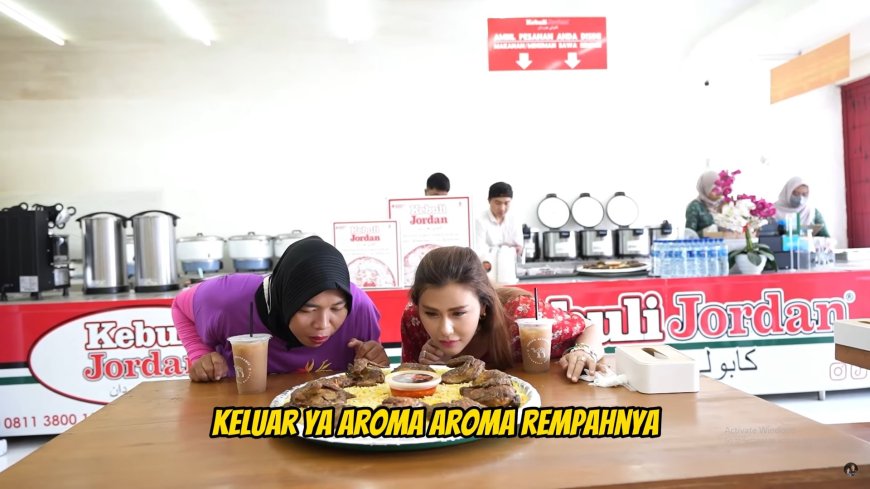 Pengalaman Kuliner Eksklusif: Rey Utami dan Mpok Citra Menyantap Nasi Kebuli.