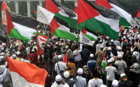 Peserta Aksi Damai Bela Palestina Menunjukkan Kesadaran Lingkungan dan Kesatuan Dalam Aksi Solidaritas di Monas