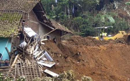 Tebing 25 Meter Longsor Timpa Rumah Warga di Bogor: Ancaman Longsor Membuat Warga Bersiaga