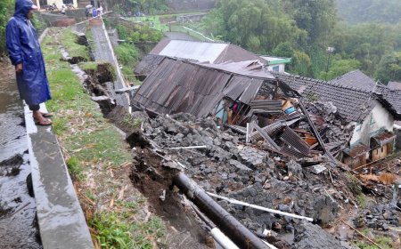 Podnografi' Jakarta -   Tebing 25 Meter Longsor Timpa Rumah Warga di Bogor: Waspadai Ancaman Longsor di Musim Hujan