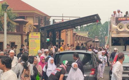 Massa Tolak Coldplay Saling Dorong dengan Aparat di Senayan