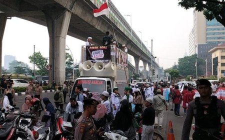 Protes Anti-Coldplay: Kerumunan Saling Bentrok dengan Aparat di Senayan