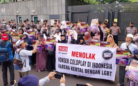 Aksi Tolak Konser Coldplay: Dorong-dorongan Massa di Senayan