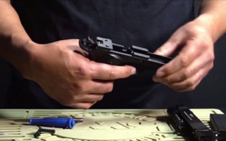 Polisi Buru Pria Bertato Pemilik Senjata Api yang Viral di Garut