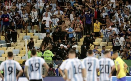 Kerusuhan Suporter Paksa Messi Cs Tinggalkan Lapangan, Pertandingan Brasil vs Argentina Ditunda