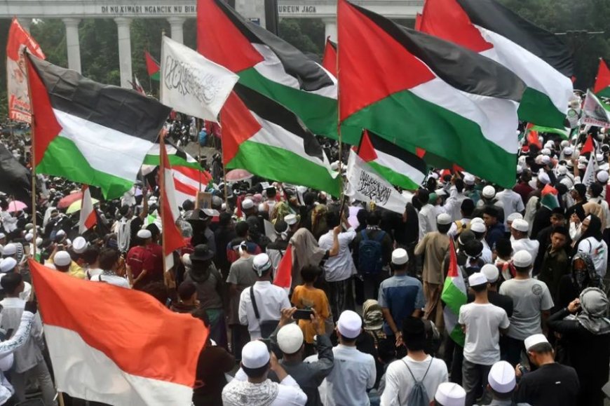 Peserta Aksi Damai Bela Palestina Menunjukkan Kesadaran Lingkungan dan Kesatuan Dalam Aksi Solidaritas di Monas