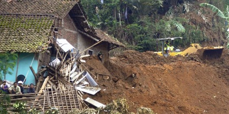 Tebing 25 Meter Longsor Timpa Rumah Warga di Bogor: Ancaman Longsor Membuat Warga Bersiaga