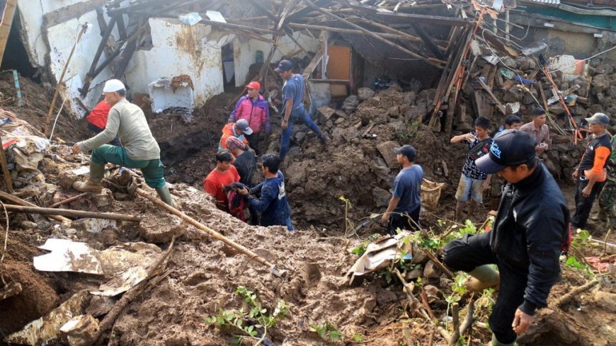 Tebing 25 Meter Longsor Timpa Rumah Warga di Bogor