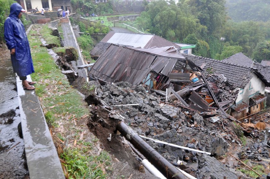 Podnografi' Jakarta -   Tebing 25 Meter Longsor Timpa Rumah Warga di Bogor: Waspadai Ancaman Longsor di Musim Hujan