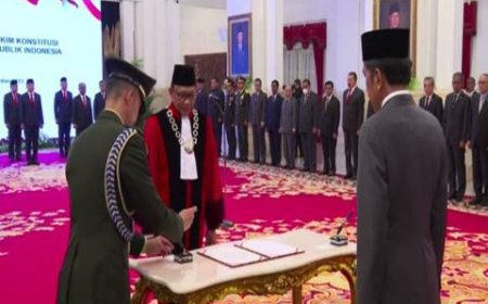 Jokowi Lantik Ridwan Mansyur sebagai Hakim MK Pengganti Manahan Sitompul