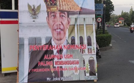 Baliho Jokowi 'Alumnus Paling Membanggakan' Muncul di UGM