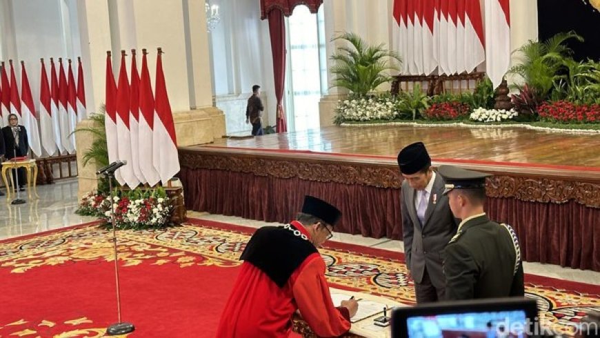 Jokowi Lantik Ridwan Mansyur sebagai Hakim Mahkamah Konstitusi Pengganti Manahan Sitompul