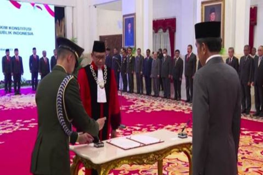 Jokowi Lantik Ridwan Mansyur sebagai Hakim MK Pengganti Manahan Sitompul