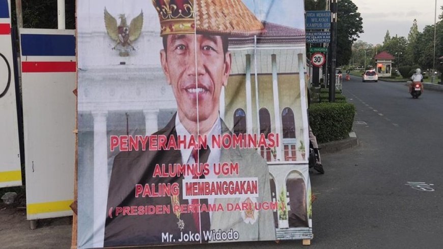 Baliho Jokowi 'Alumnus Paling Membanggakan' Muncul di UGM