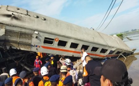 Kecelakaan Kereta Api Tragis di Bandung, Tiga Meninggal dan Puluhan Luka, Jalur Rel Lumpuh Total