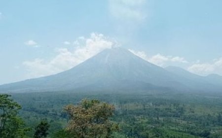 Gunung Semeru Erupsi, Ancam Wilayah Sekitar dengan Kolom Abu Setinggi 2.000 Meter