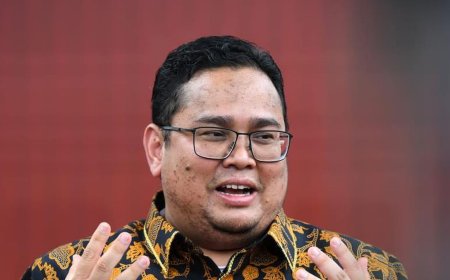 Bawaslu soal Salam 2 Jari di Mobil RI: Bu Iriana Pejabat Negara Bukan?