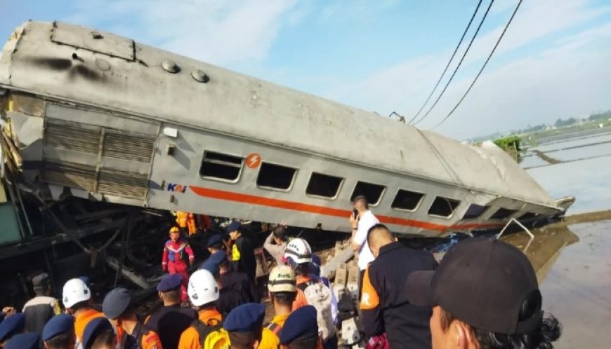 Kecelakaan Kereta Api Tragis di Bandung, Tiga Meninggal dan Puluhan Luka, Jalur Rel Lumpuh Total