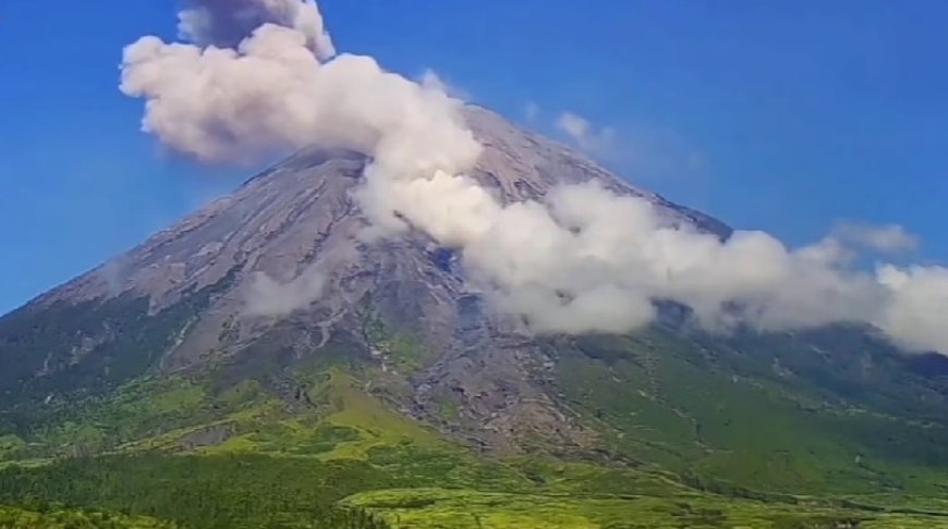 Gunung Semeru Meletus, Menyebarkan Abu Setinggi 2.000 Meter, Wilayah Sekitar Diimbau Waspada